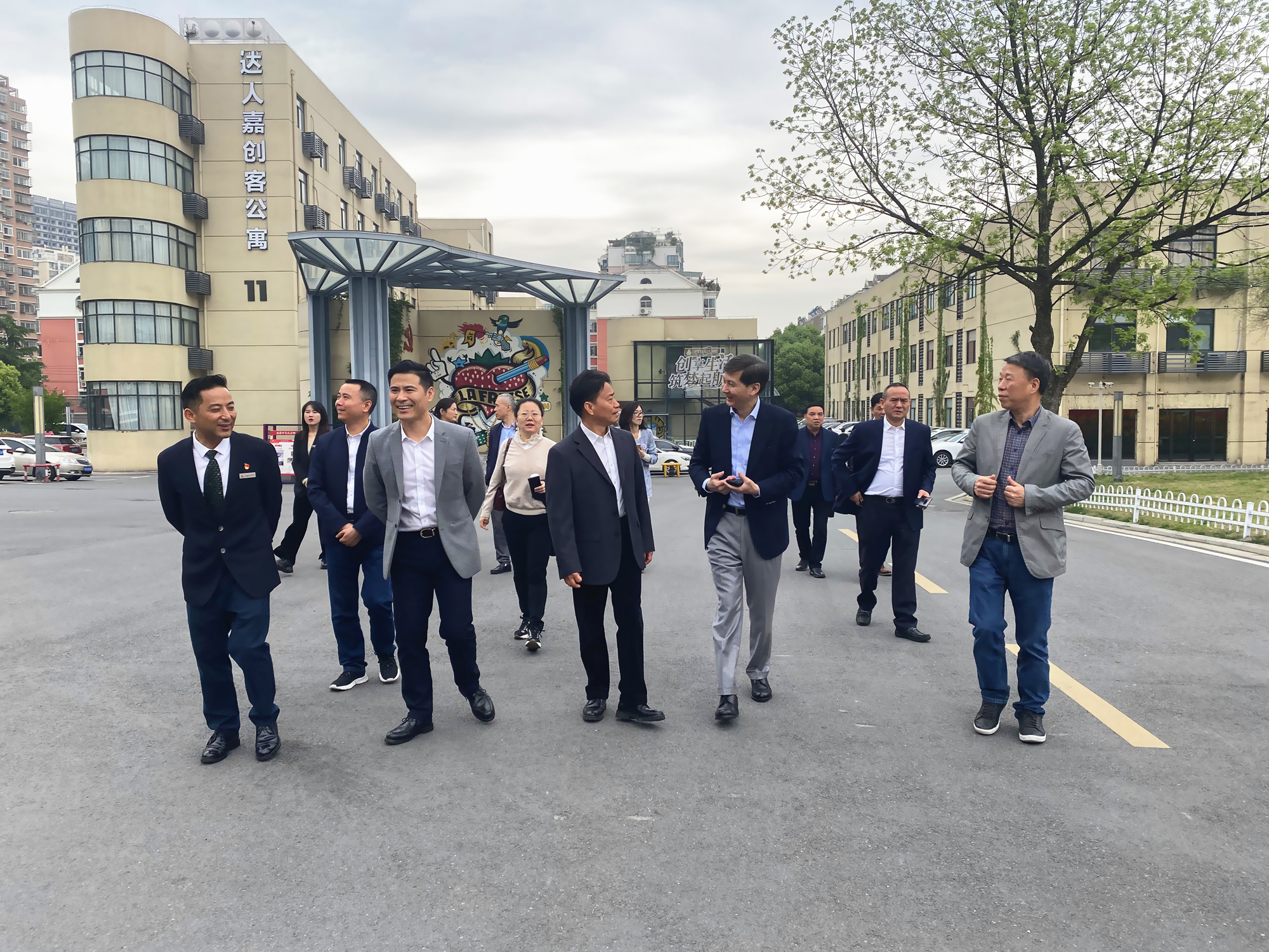 杭州市政協副主席、市工商聯主席馮仁強 一行蒞臨廬陽建華文創園考察