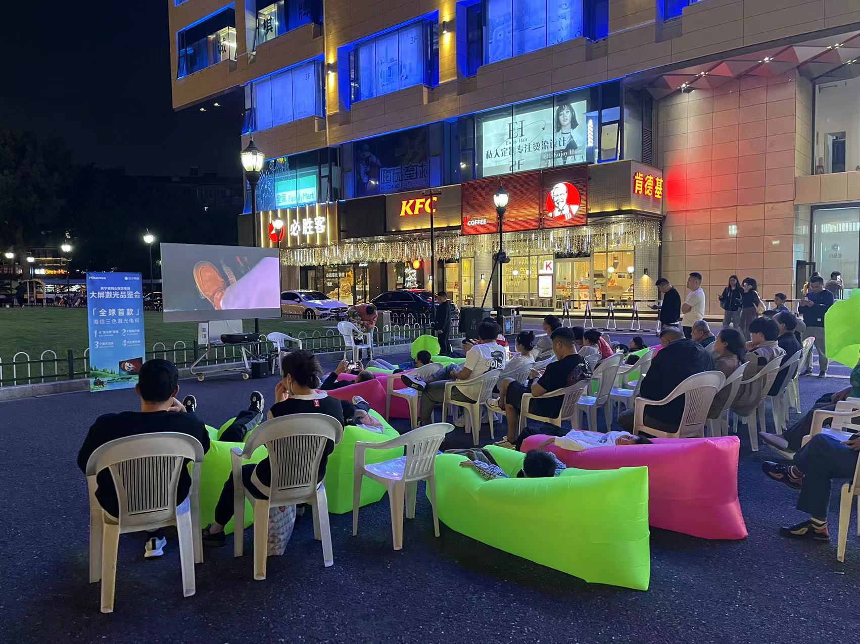 水晶城露天電影盛宴，歡聲笑語中感受夜晚魅力