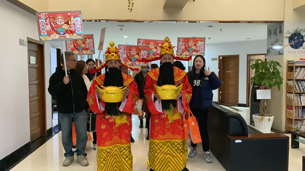 正月十五元宵到，財神到來，請接福！